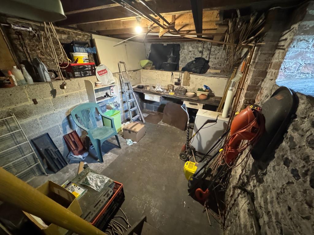 Lot: 154 - SEMI-DETACHED COTTAGE IN NEED OF IMPROVEMENT - Internal garden-store room